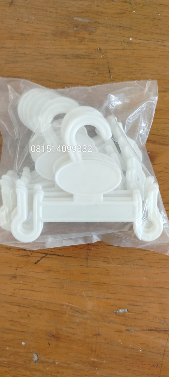 Gantungan Sandal Jepit dan Sandal Slop – Solusi Praktis Menyimpan Sandal di Rumah atau Usaha Anda